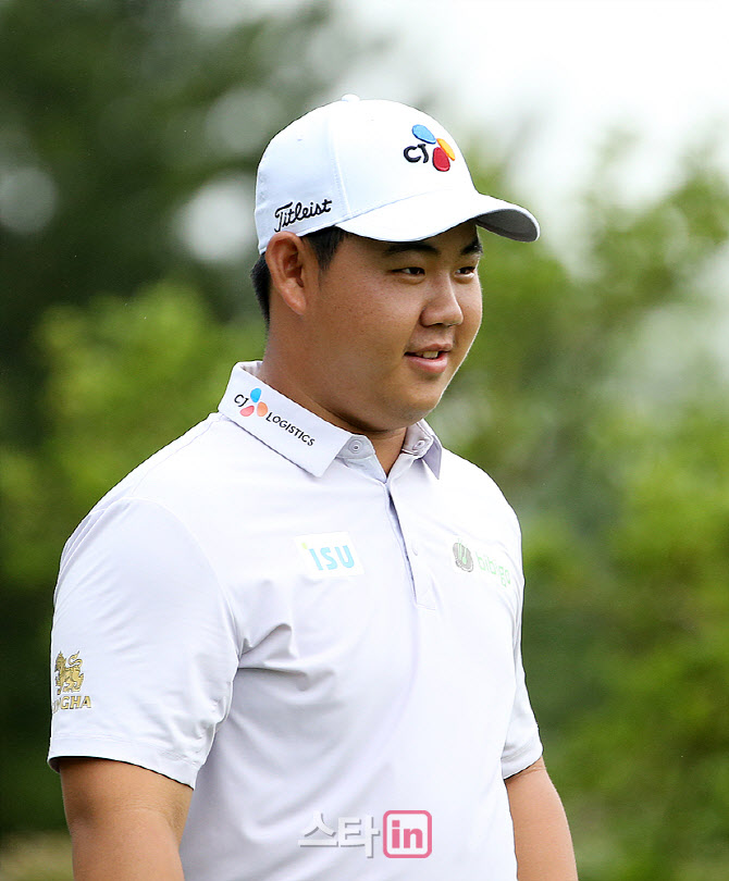  미소 짓는 김주형                                                                                                                                                                                 