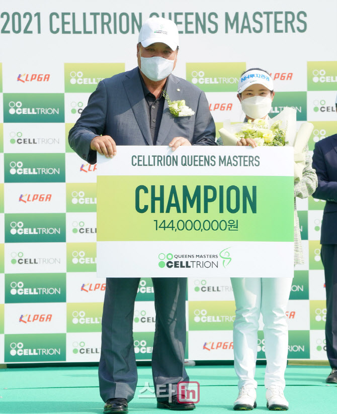 박민지 '우승 상금 감사합니다'                                                                                                                                                           