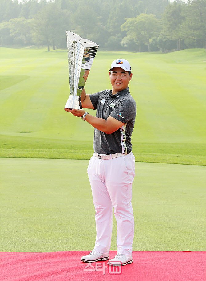  김주형 '무엇보다도 소중한 트로피'                                                                                                                                                      