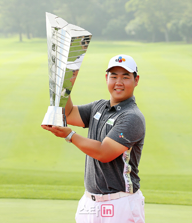  김주형 '개인적으론 세번째 트로피입니다'                                                                                                                                                