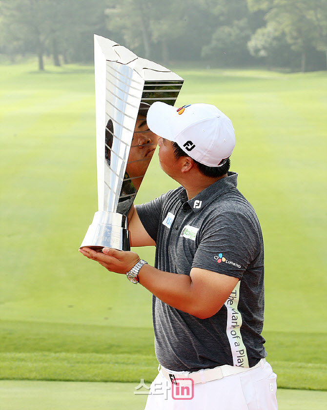 김주형 '영광의 키스를 날려요'                                                                                                                                                          