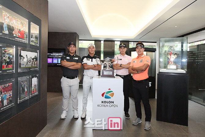  김주형, 허인회, 문경준, 이태희 '우정힐스 기념관에 포즈'                                                                                                                                