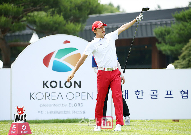  타구 방향 가리키는 김백준                                                                                                                                                                        