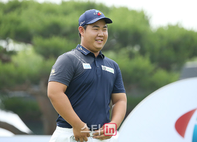  밝은 표정의 김주형                                                                                                                                                                               