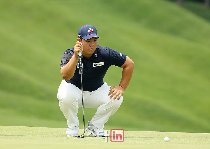  김주형 '신중히 그린 경사를 읽는다'                                                                                                                                                     