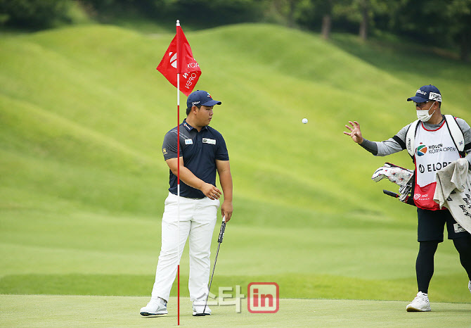  김주형 '캐디에게 볼 토스'                                                                                                                                                              