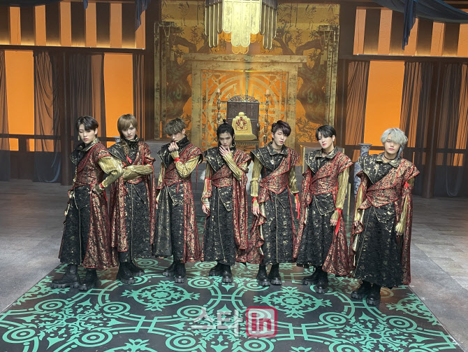 [스타in X 킹덤] "킹덤 is Back"… '카르마' MV 촬영장을 가다 - Vimarsana News