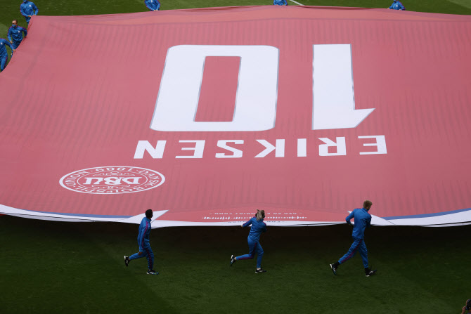UEFA "에릭센과 그를 구해낸 의료진, 유로2020 결승전 초대" - Vimarsana News