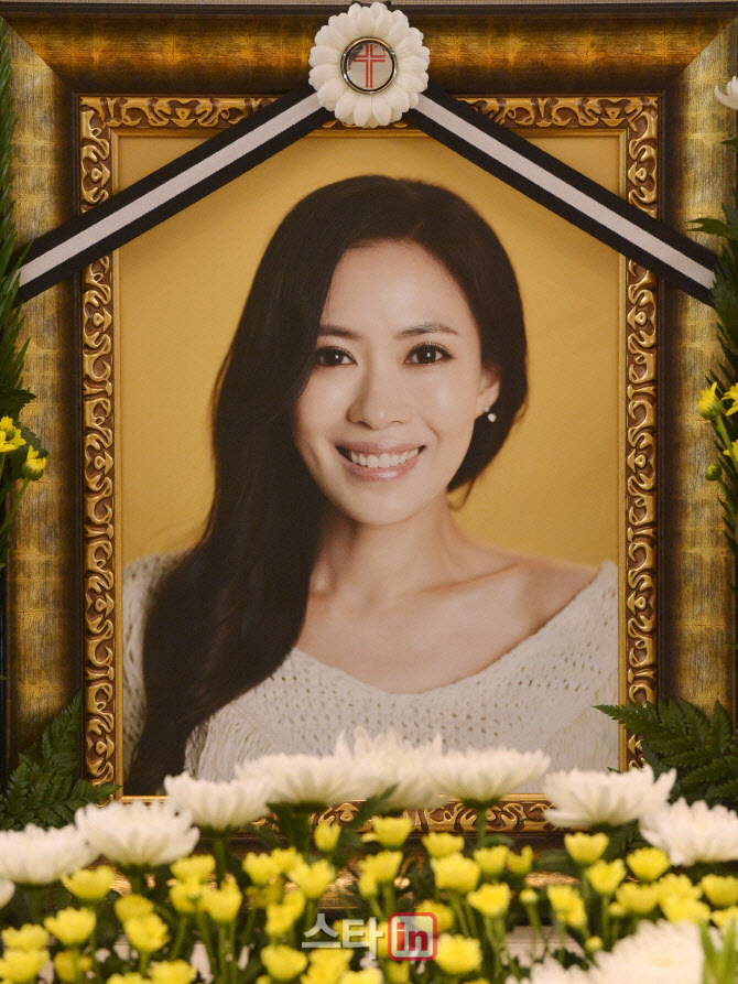 가수 겸 배우 故 유채영, 오늘(24일) 7주기…여전히 그리운 미소 - Vimarsana News