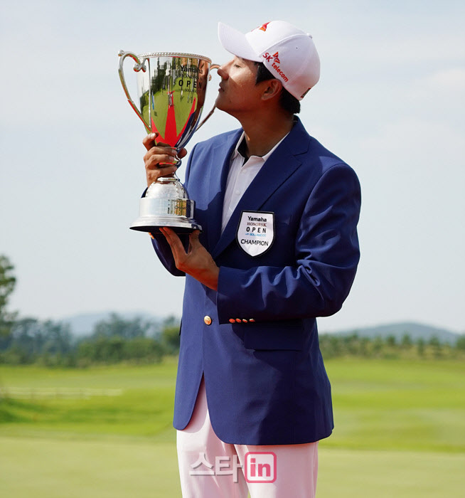 김한별 '우승 행복한 우승 키스'                                                                                                                                                          