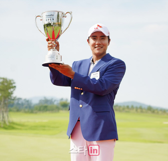 김한별 '우승 트로피 주인공입니다'                                                                                                                                                       