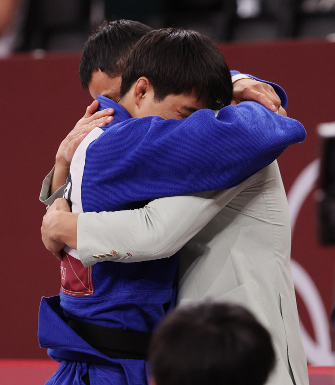  [올림픽] 송대남 코치 품에 안기는 안창림                                                                                                                                                          