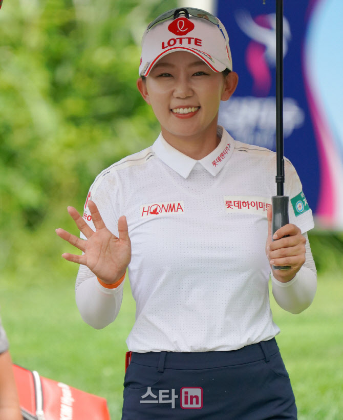 똑똑이 김현수 '오랜만에 밝은 손인사'                                                                                                                                                    