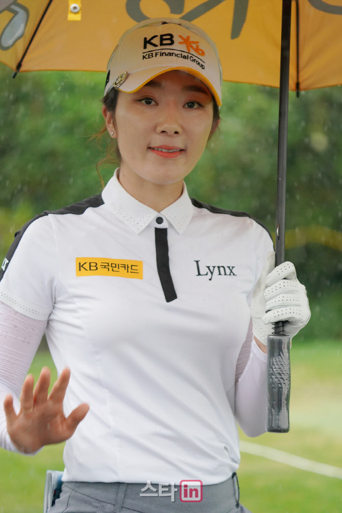 안송이 '부드러운 손인사로 출발'                                                                                                                                                         