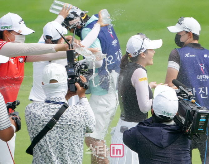 오지현 '우승 물세레 받아요'                                                                                                                                                             