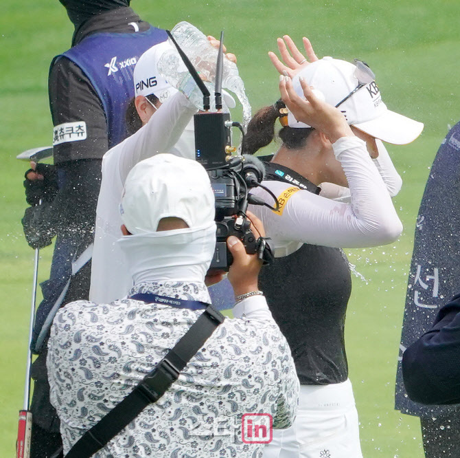 오지현 '폭포수 우승 세레모니'                                                                                                                                                           