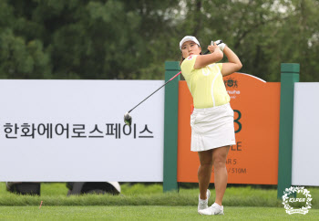 3년 만에 우승 갈증 푼 김해림, 한달 만에 2승 기회..최혜진 4위 추격