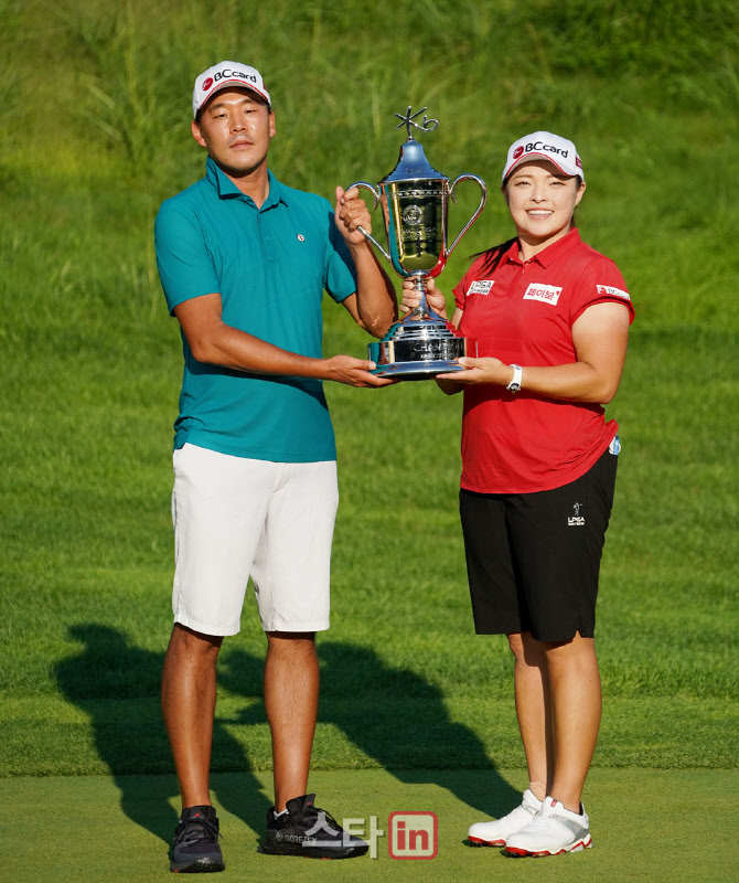 장하나 '우승의 기쁨을 콤비 캐디와 함께'                                                                                                                                                 