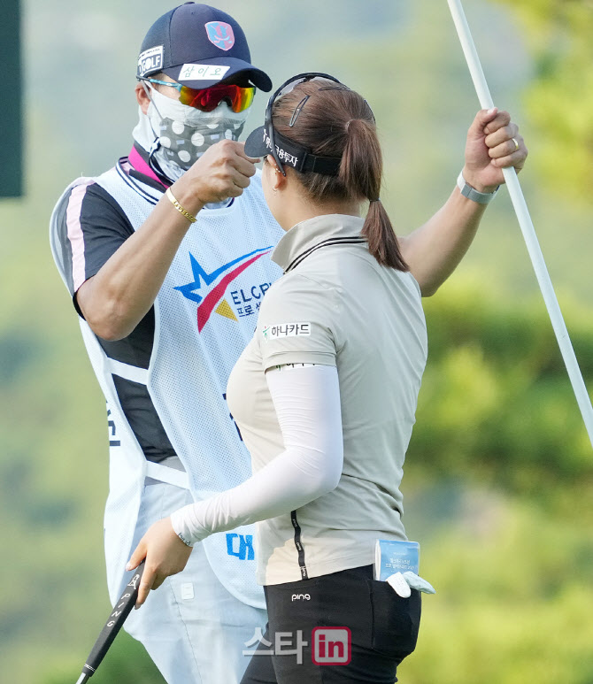 김희준,진성용 '때리는 것 아니고 버디 파이팅'                                                                                                                                            