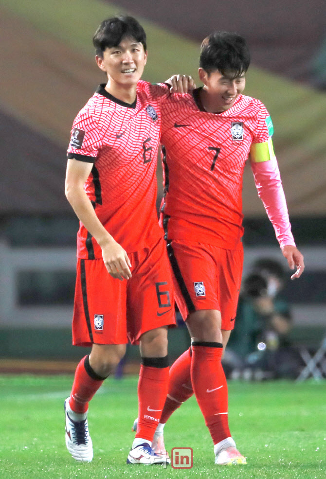 황인범-손흥민, '선취골 좋았어'                                                                                                                                                          