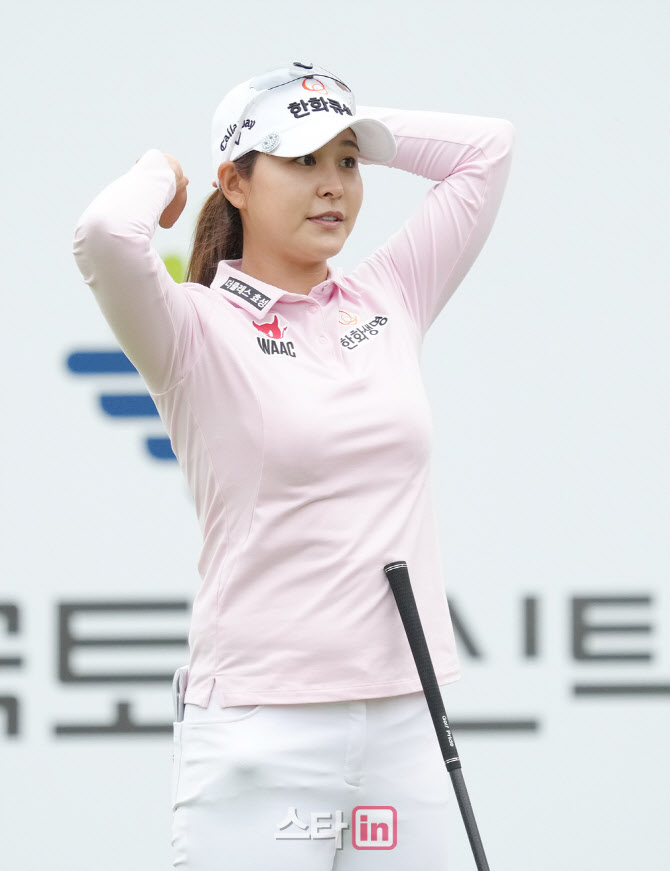 김지현 '머리결 정리하며'                                                                                                                                                                