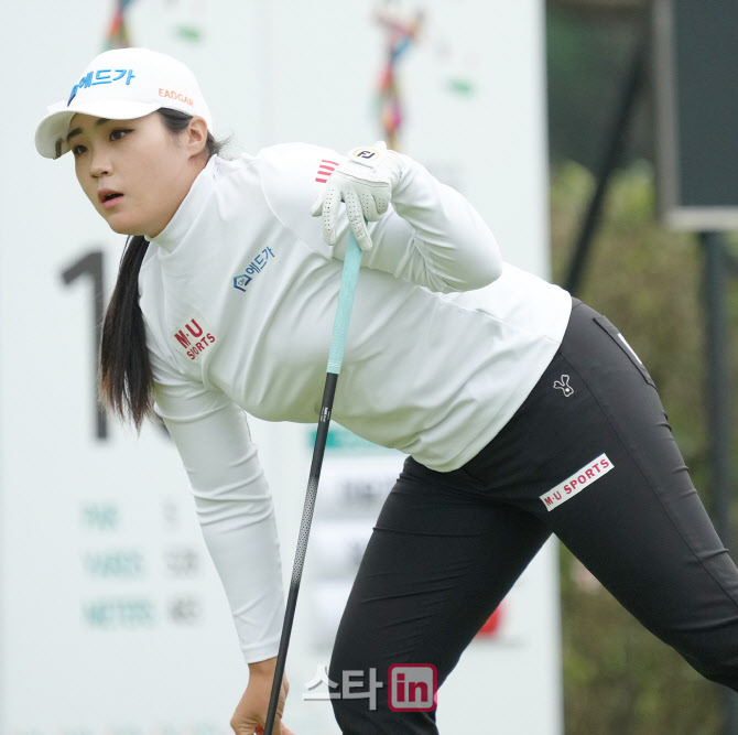 임은빈 '타구 보는 시선'                                                                                                                                                                 