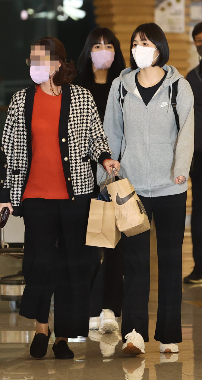  이재영·이다영, 배웅 나온 어머니와                                                                                                                                                               