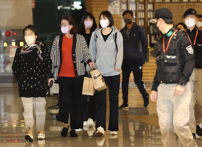  이재영, 이다영 자매 그리스로 출국                                                                                                                                                                