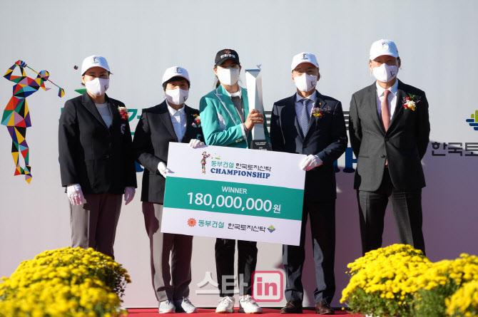 이정민 '우승 상금 좋네요'                                                                                                                                                               