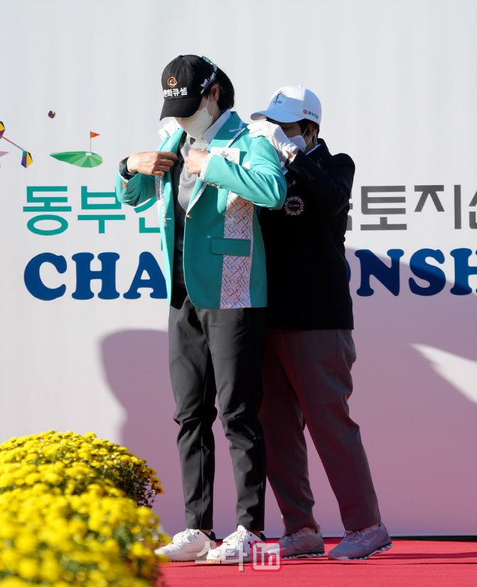 이정민 '우승 재킷 잘 어울린다'                                                                                                                                                          