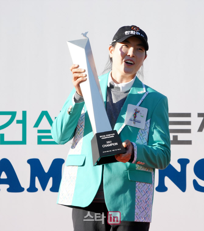 이정민 '우승 트로피 무겁네'                                                                                                                                                             