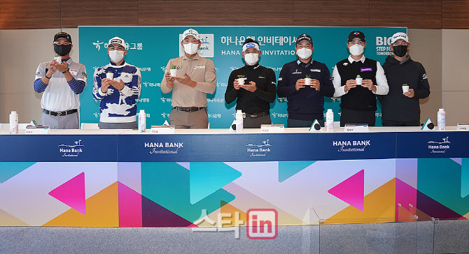  포즈 취하는 선수들 '폐마스트를 활용한 화분을 들고'                                                                                                                                     