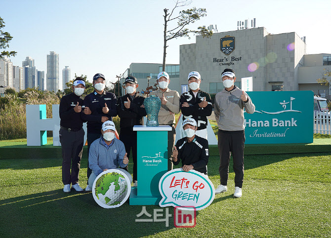  포토콜에서 포즈 취하는 선수들                                                                                                                                                                    