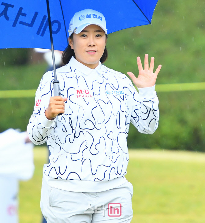 김해림 '밝은 손인사로 출발'                                                                                                                                                             