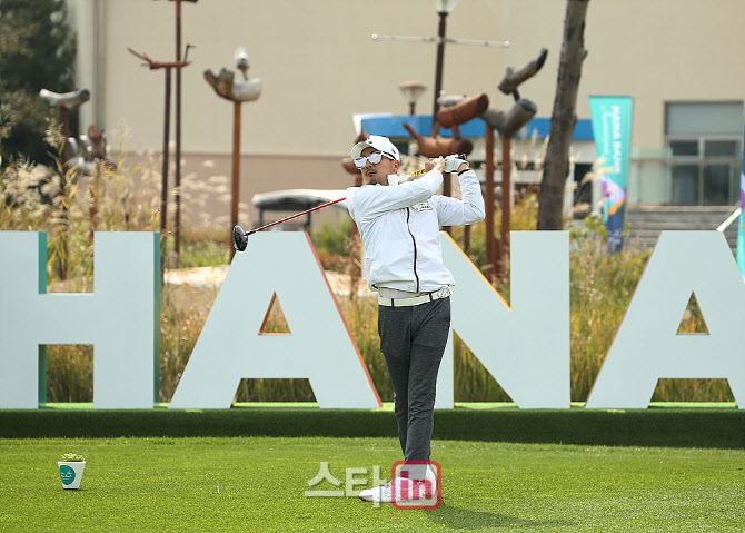  타구 바라보는 안백준                                                                                                                                                                             