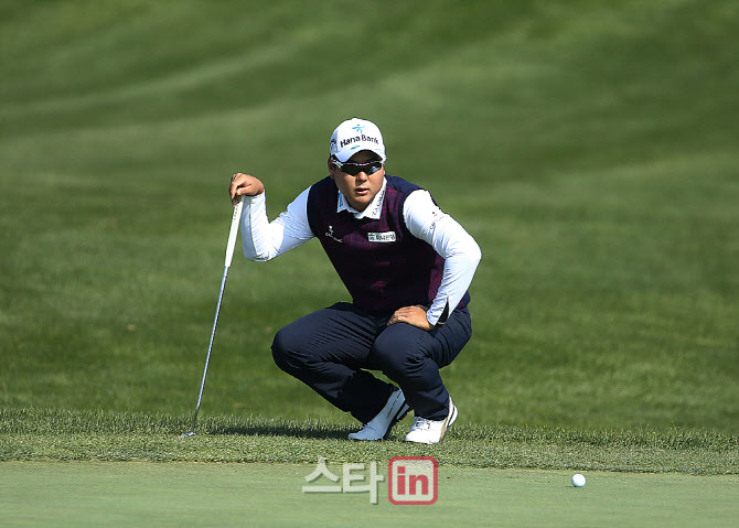  함정우 '퍼팅라인을 살핀다'                                                                                                                                                             