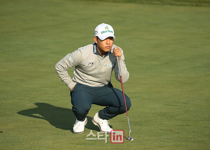  그린 살피는 문도엽                                                                                                                                                                               