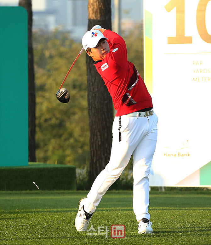  김민규 '호쾌한 샷으로 이틀 연속 선두'                                                                                                                                                  