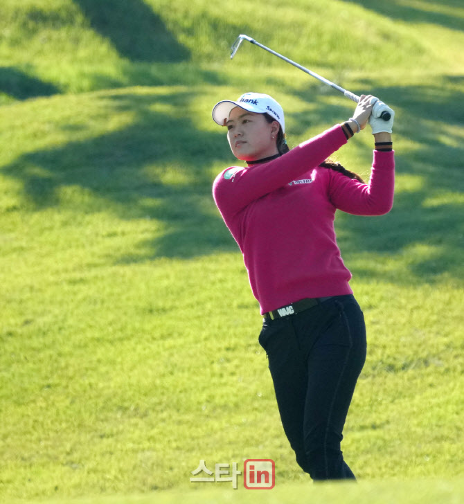 이민지 '첫 버디 위해 핀에 붙인다'                                                                                                                                                       