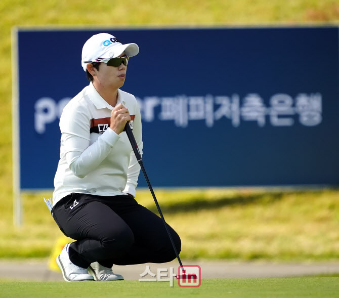  맏언니 지은희 '꼼꼼이 살핀다'                                                                                                                                                          