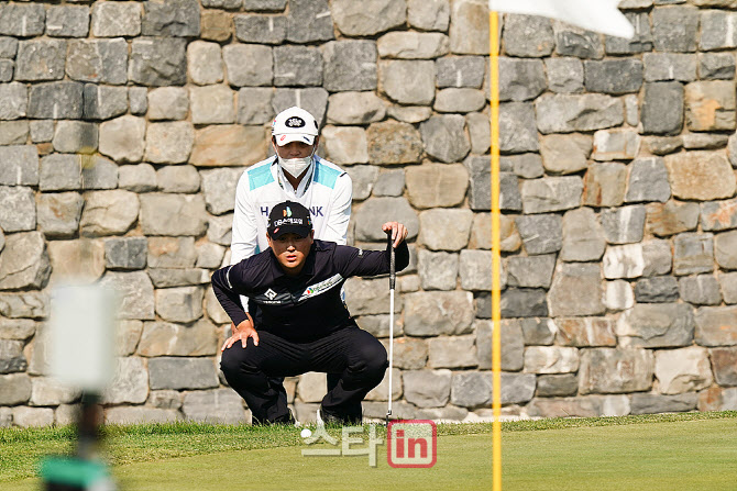  이태훈 '퍼팅라인을 읽는다'                                                                                                                                                             