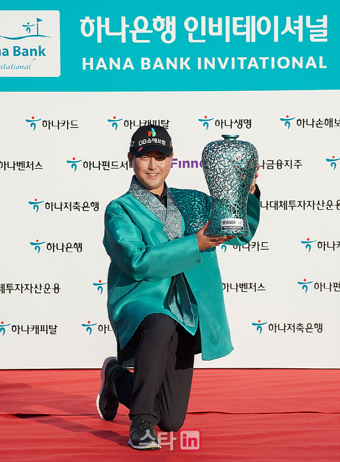  우승트로피 들고 포즈 취하는 이태훈                                                                                                                                                               