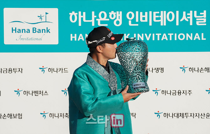  이태훈 '우승트로피에 짜릿한 입맞춤'                                                                                                                                                    