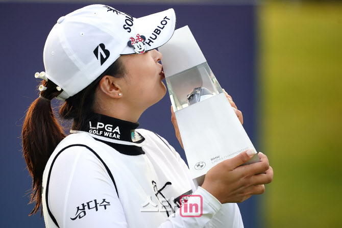  세계랭킹1위 고진영 'BMW 챔피언십 우승컵에 짜릿한 키스'                                                                                                                                 