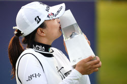 [포토] 세계랭킹1위 고진영 'BMW 챔피언십 우승컵에 짜릿한 키스'                                                                                                                                 