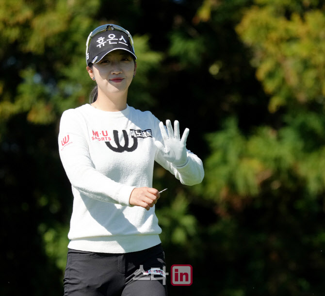 김소이 '귀여운 손인사로 이동해요'                                                                                                                                                       