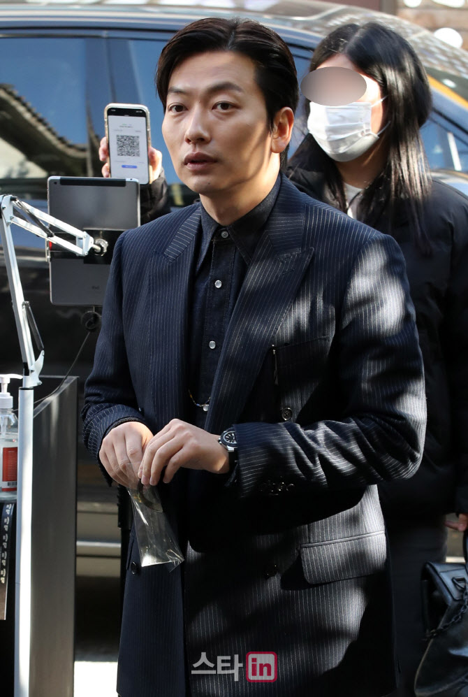 입장하는 배우 이동휘                                                                                                                                                                              