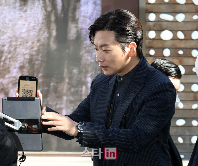 배우 이동휘, 입장전 QR은 필수!                                                                                                                                                                    