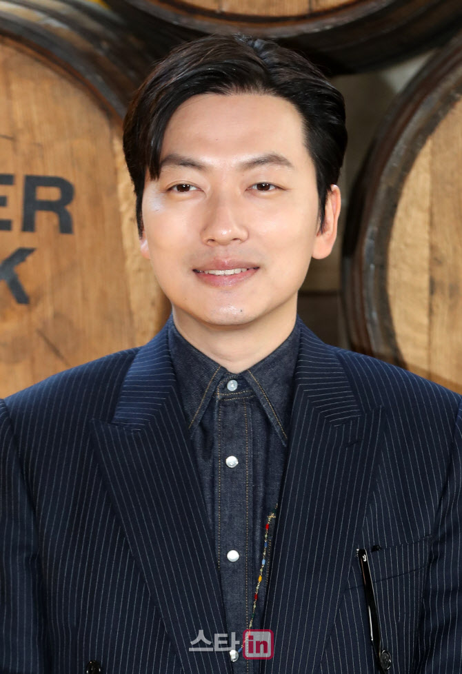 이동휘, 수트 차려입고                                                                                                                                                                             