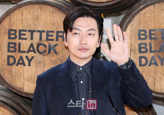 이동휘, 시크한 인사                                                                                                                                                                               